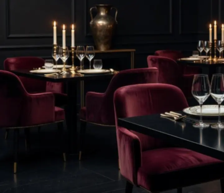 Candlelight, sötét tónusú fine dining belső tér elegáns terítéssel